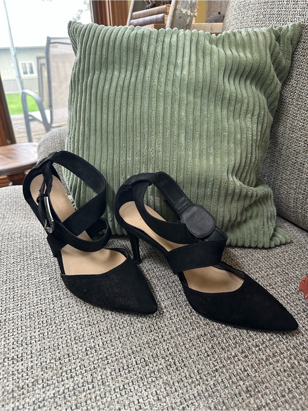 Chinese Laundry Black Pointed-Strap Mid Heels